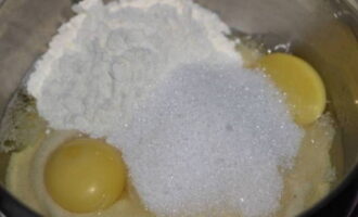 Sprinkle the products with sifted flour and add granulated sugar.