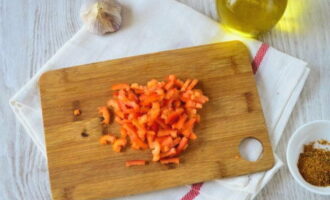 Cut the sweet pepper into small strips.