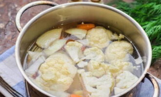 Mettete tutte le verdure in una casseruola e aggiungete il brodo di pollo. Far bollire a fuoco basso dopo la prima bollitura per circa 25 minuti. Al posto del brodo potete usare anche acqua naturale.