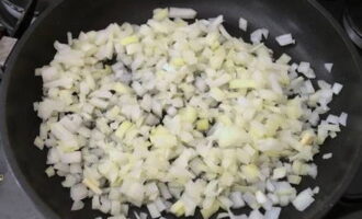 Frite a cebola picada em óleo vegetal por cinco minutos.