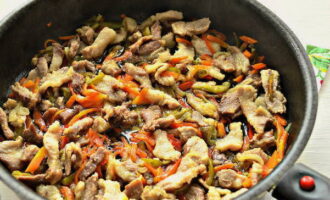 Levará cerca de um quarto de hora para fritar carne e vegetais. Mexa o assado de vez em quando.