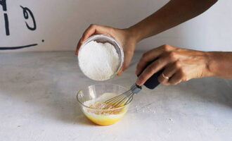 Add the dry ingredients to the yolks and bring until smooth.