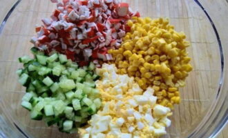 Pour the chopped ingredients into a deep container and also add corn.