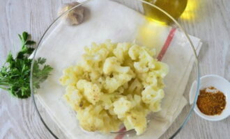 Meanwhile, transfer the scalded cabbage to a sieve and remove excess moisture.