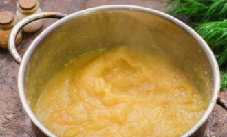 Als er na het koken te veel vloeistof in de pan achterblijft, kunt u dit in een glas gieten. Het is niet nodig om het onmiddellijk in de gootsteen te gieten, omdat dit water kan worden gebruikt om de dikte van de soep te regelen. Meng de inhoud van de pan met een blender tot een zachte pasta ontstaat.