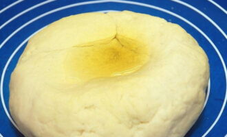 We make a depression in the dough ball and pour sunflower oil into it - we use an odorless product.