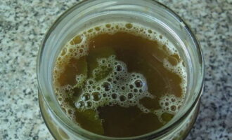 Na manhã seguinte você verá muitas bolhas na superfície do kvass. Isso significa que o processo ocorreu corretamente.