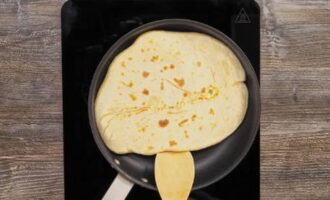 Fry each flatbread in a dry frying pan. Cook covered over low heat for about 8 minutes. Turn over and cook for another three minutes. Before serving, you can coat with butter.