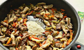 After the pork is well fried on all sides, clear some space in the center of the pan and add flour there, fry it until golden brown.