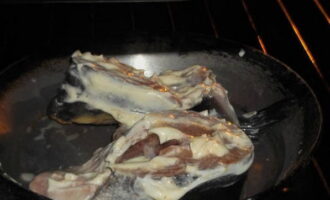 Mandamos el salmón rosado a hornear. Tardaremos entre 15 y 20 minutos dependiendo de las características del horno. El pescado debe quedar bien dorado. Mientras tanto, puedes preparar la guarnición.