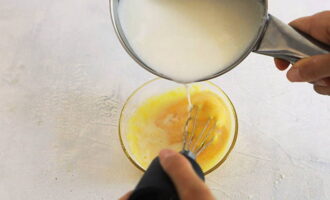 Pour a little milk into the resulting mixture and combine until smooth. Then pour the mixture into hot milk and mix with a whisk. Place on the fire and cook with constant stirring.