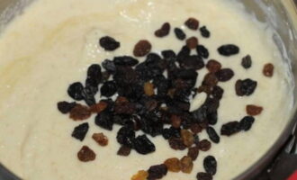 We wash the raisins in advance, dry them and immerse them in the dough. Stir everything carefully so that the raisins are evenly distributed throughout the dough. You can also steam raisins in boiling water for 7-12 minutes in advance.