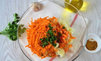 In a deep bowl, combine all the prepared vegetables. We supplement them with chopped parsley.