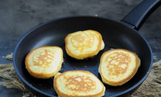 Ilagay ang kawali sa katamtamang init at grasa ang ilalim ng langis ng gulay. Gamit ang isang kutsara, ikalat ang kuwarta, na nag-iiwan ng espasyo sa pagitan ng mga piraso. Bawasan ang apoy, iprito ang mga pancake sa bawat panig hanggang sa ginintuang.