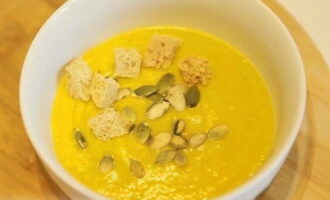 Servir la soupe classique à la purée de potiron avec de la crème chaude. Au moment de servir, saupoudrer les portions de graines et ajouter des croûtons. Bon appétit!