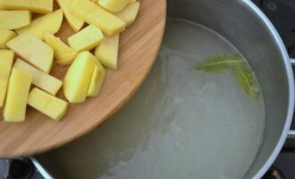 Tiramos a carne do caldo pronto. Em vez disso, enviamos batatas e folhas de louro. Tempere com sal e pimenta e cozinhe por 15 minutos.