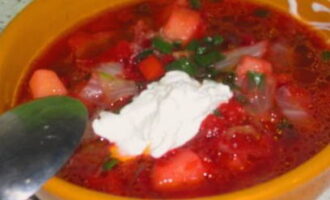 Klassisk borscht med kød er klar! Hæld suppen i portioner og tilsæt creme fraiche. Server til bordet. God appetit!