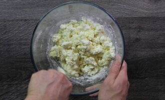 For half a minute, use a fork and circular movements to mix the curd mass until smooth.