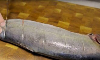 On one side of each fish, use a knife to make not very deep cuts diagonally at an equal distance. Depending on the size of the carcass, you will get from 4 to 6 cuts.