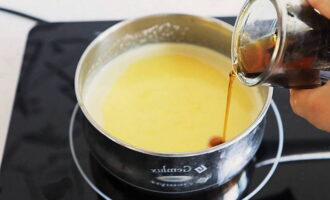 For taste and aroma, add vanilla extract and mix. Bring the cream to a thick consistency and boil for a couple of minutes with constant stirring.