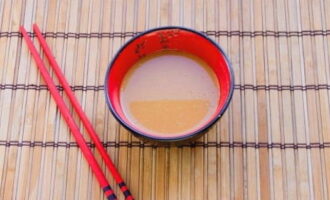 En un cazo de caldo, diluya la cantidad especificada de pasta de miso.