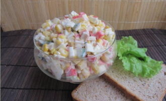 Ang klasikong salad na may crab sticks, mais, itlog at pipino ay handa na! Hatiin sa serving bowls at ihain. Magluto at magsaya!