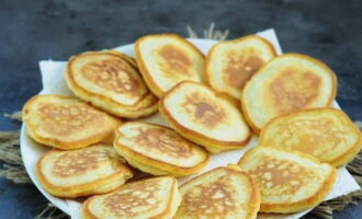 Lägg pappersservetter på en platt tallrik och överför varma pannkakor. Låt bli av med överflödig olja.