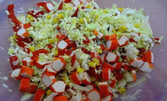 Que cua, cắt thành lát, được thêm vào món salad.