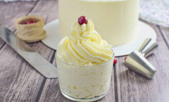 La crème nivelante pour gâteau est prête ! Bon appétit!