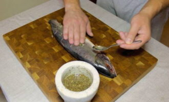 Strofinare la marinata preparata sulle carcasse di salmone rosa dentro e fuori e ricoprire anche ogni taglio.