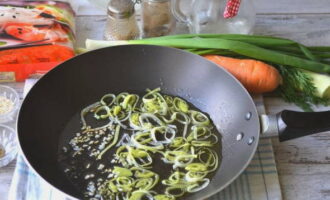 Aqueça uma frigideira com óleo vegetal e frite o alho-poró e o alho por dois minutos.