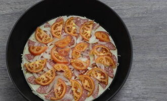 Tagliamo il pomodoro secondo lo stesso principio della salsiccia e lo distribuiamo nello strato successivo.