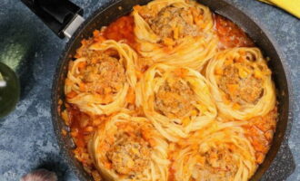 Couvrez la casserole avec un couvercle et laissez mijoter les aliments à feu doux pendant 25 à 30 minutes.