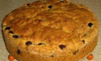 Poseu les postres al forn preescalfat a 180 graus durant 35-40 minuts. Comproveu la cocció amb un pal de fusta. Un petit truc: si el pastís s'ha daurat notablement però encara està cru per dins, baixeu la temperatura del forn a 150 graus.