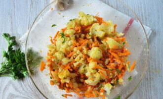 Sal, despeje vinagre, óleo vegetal e também adicione temperos para cenouras coreanas. Mexa vigorosamente e leve à geladeira por duas horas.