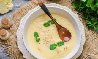 Una sopa de coliflor muy sabrosa está lista. ¡Vierte en platos y pruébalo rápido!