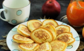 Togliere i tovaglioli e servire i prodotti da forno con marmellata o panna acida.