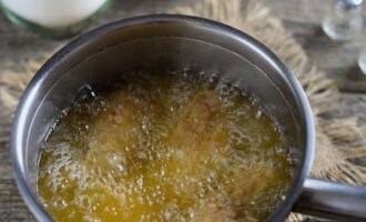 Dopo aver riscaldato a ebollizione l'olio vegetale in una casseruola, abbassare con cura le ali impanate e friggerle fino a doratura per 7-8 minuti. Quindi trasferirlo sui tovaglioli per eliminare il grasso.