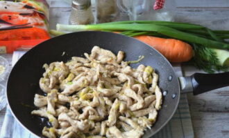 Immergere il pollo nell'olio aromatico alle erbe e rosolarlo.