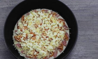 Cubra com as restantes lascas de queijo.Corte a mussarela em cubinhos e distribua numa camada final.