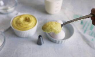 Després de refredar, la crema està llesta per al seu ús. La crema no s'ha de congelar. Guardeu-lo a la nevera durant 2-3 dies abans del seu ús.