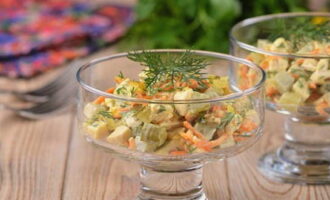 A clássica salada Obzhorka está pronta! Servimos a salada aromática e servimos à mesa. Bom apetite! 