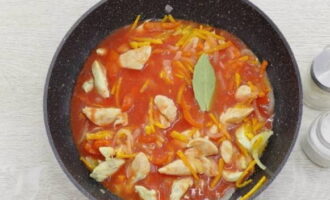 Versez ensuite le jus de tomate préparé sur les légumes frits avec le filet de poulet, ajoutez toutes les épices, remuez et laissez mijoter le goulasch à feu doux sous un couvercle couvert pendant 15 à 20 minutes.