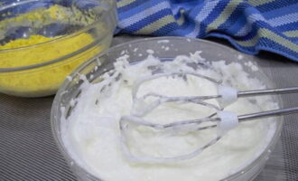 Bata delicadamente o requeijão com a espuma protéica - obtemos um creme branco delicado e homogêneo.