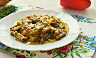 Sirva el azu caliente y aromático con cerdo y encurtidos con pan o pan de pita fino. ¡Buen provecho!