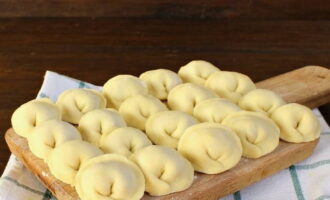 Degen för dumplings och dumplings som inte kokar blöt är klar! Vi förbereder halvfabrikat, lägger dem i frysen eller skickar dem omedelbart för att laga mat. Smaklig måltid!