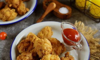 Wij serveren een pittig voorgerecht. Aanvullen met sauzen en drankjes. Bij de vleugels past gewone ketchup, knoflook, kaas of chilisaus. Bier is ideaal als drankje.