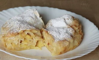 ¡El clásico strudel de manzana al horno en casa está listo! Enfriar un poco los productos horneados en el molde, luego cortarlos en porciones y servir con té como postre. ¡Buen provecho!