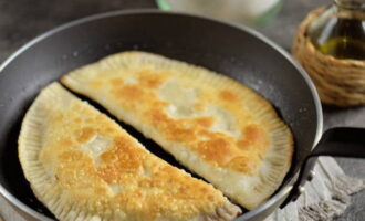 Calentar una cantidad suficiente de aceite vegetal y dorar las empanadillas durante 2-3 minutos por cada lado.