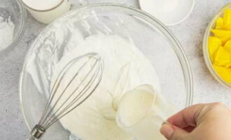 Dissolve the swollen gelatin in a water bath or in the microwave. The mixture should become liquid, but not boil. Pour 3 tablespoons of sour cream into the resulting mass and mix vigorously. Then pour this mixture into the cream and whisk until smooth.